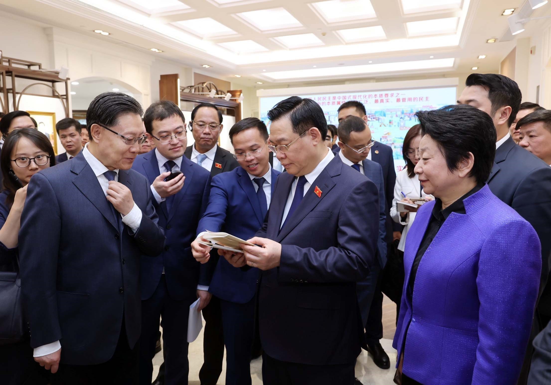 Chủ tịch Quốc hội Vương Đình Huệ thăm Trung tâm lập pháp Hồng Kiều