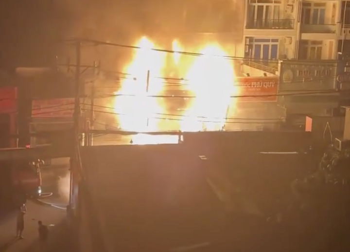 Cháy tiệm bánh ở TP.HCM lúc nửa đêm, 6 người kịp thoát nạn
