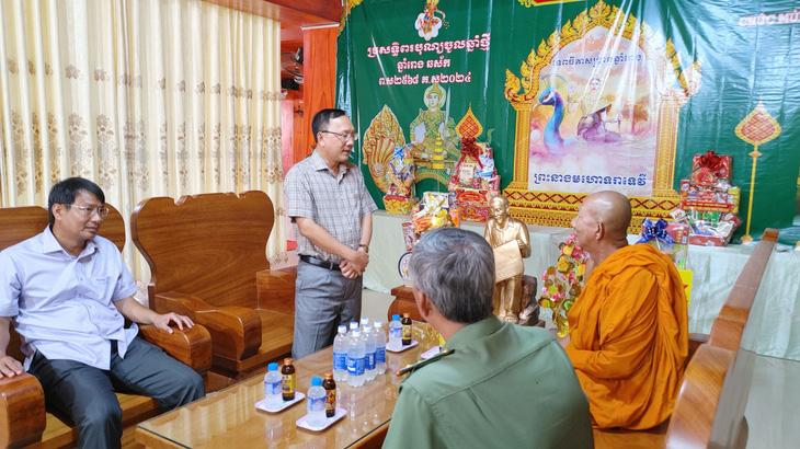 Công an các tỉnh miền Tây chúc Tết, tặng quà đồng bào Khmer