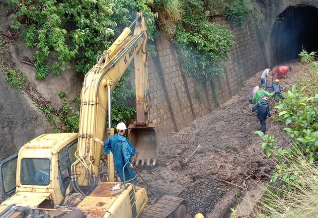 NÓNG: Sạt lở hầm ở đèo Cả, đường sắt tê liệt