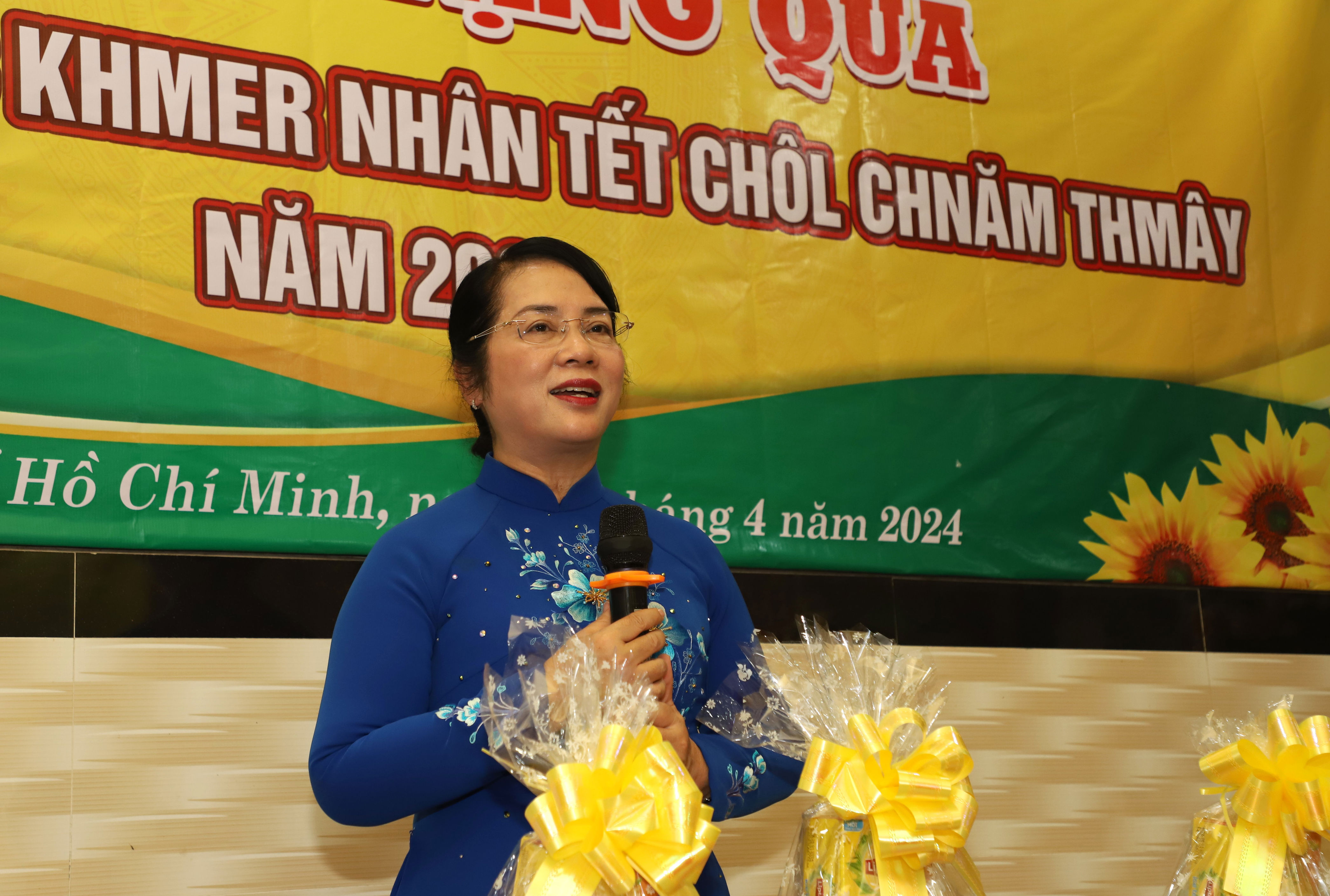 Lãnh đạo TPHCM thăm, tặng quà bà con Khmer nhân Tết cổ truyền Chôl Chnăm Thmây