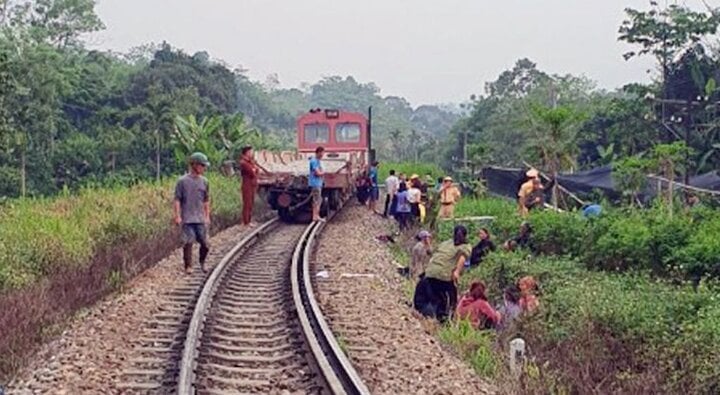 Đi xe đạp điện băng qua đường sắt, hai bé gái ở Lào Cai chết thương tâm