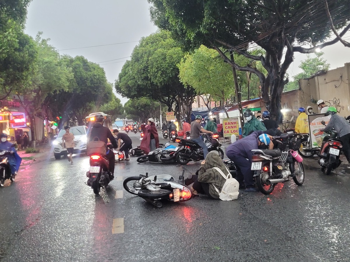 Hàng loạt xe máy té ngã trong mưa