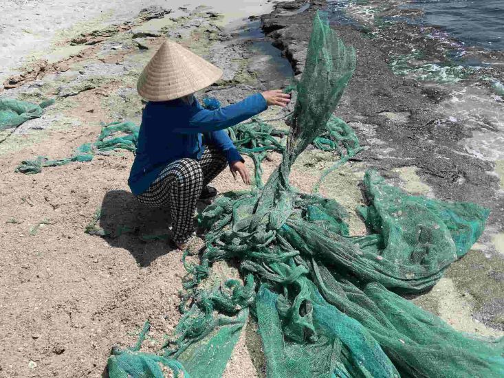 Rác thải nhựa bủa vây vùng nuôi tôm hùm trọng điểm Khánh Hòa