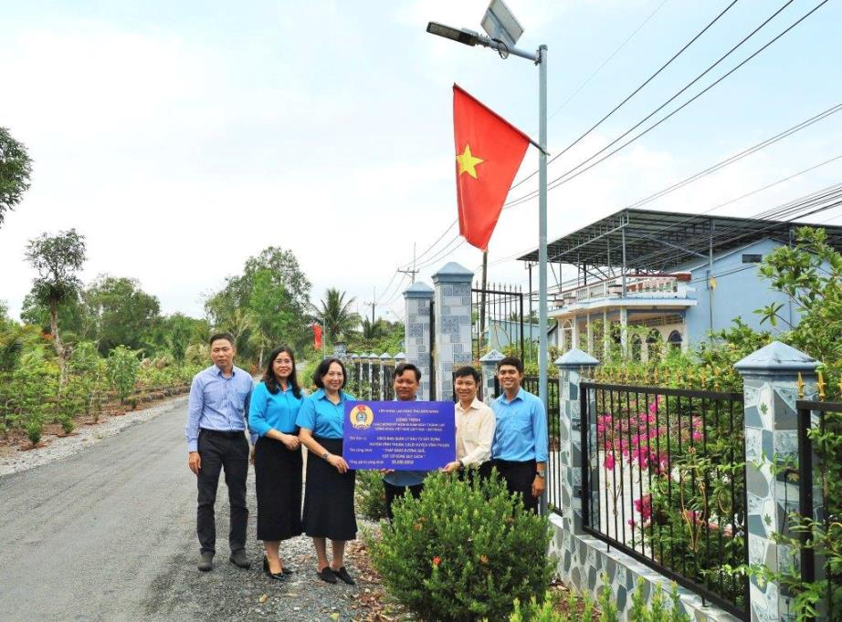 Công đoàn gắn biển 2 công trình dân sinh ở huyện vùng sâu Kiên Giang