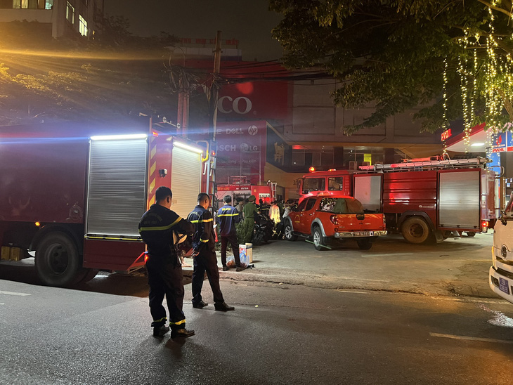 Hơn 50 người được cảnh sát giải cứu trong vụ cháy tại tòa nhà 4 tầng tại Hà Nội
