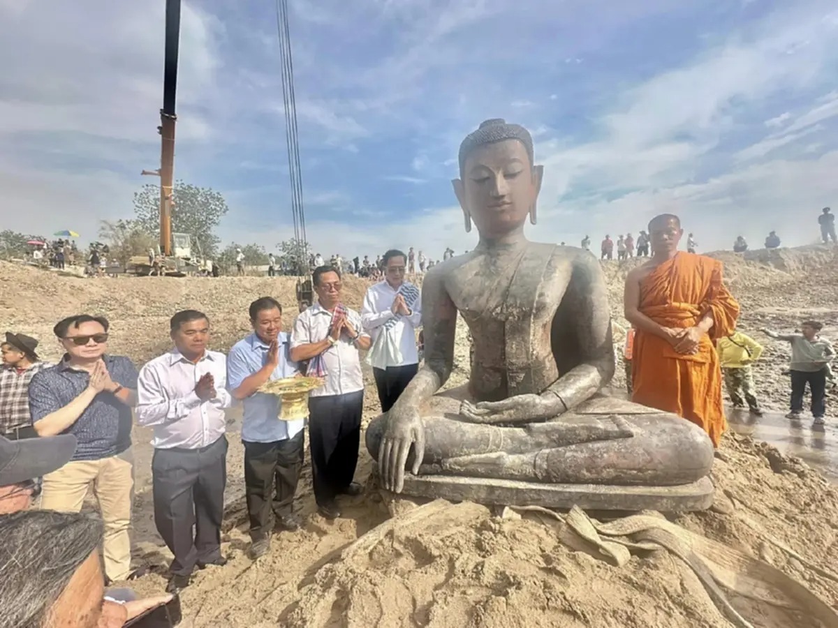 Tượng Phật cổ được đào lên gần sông Mekong