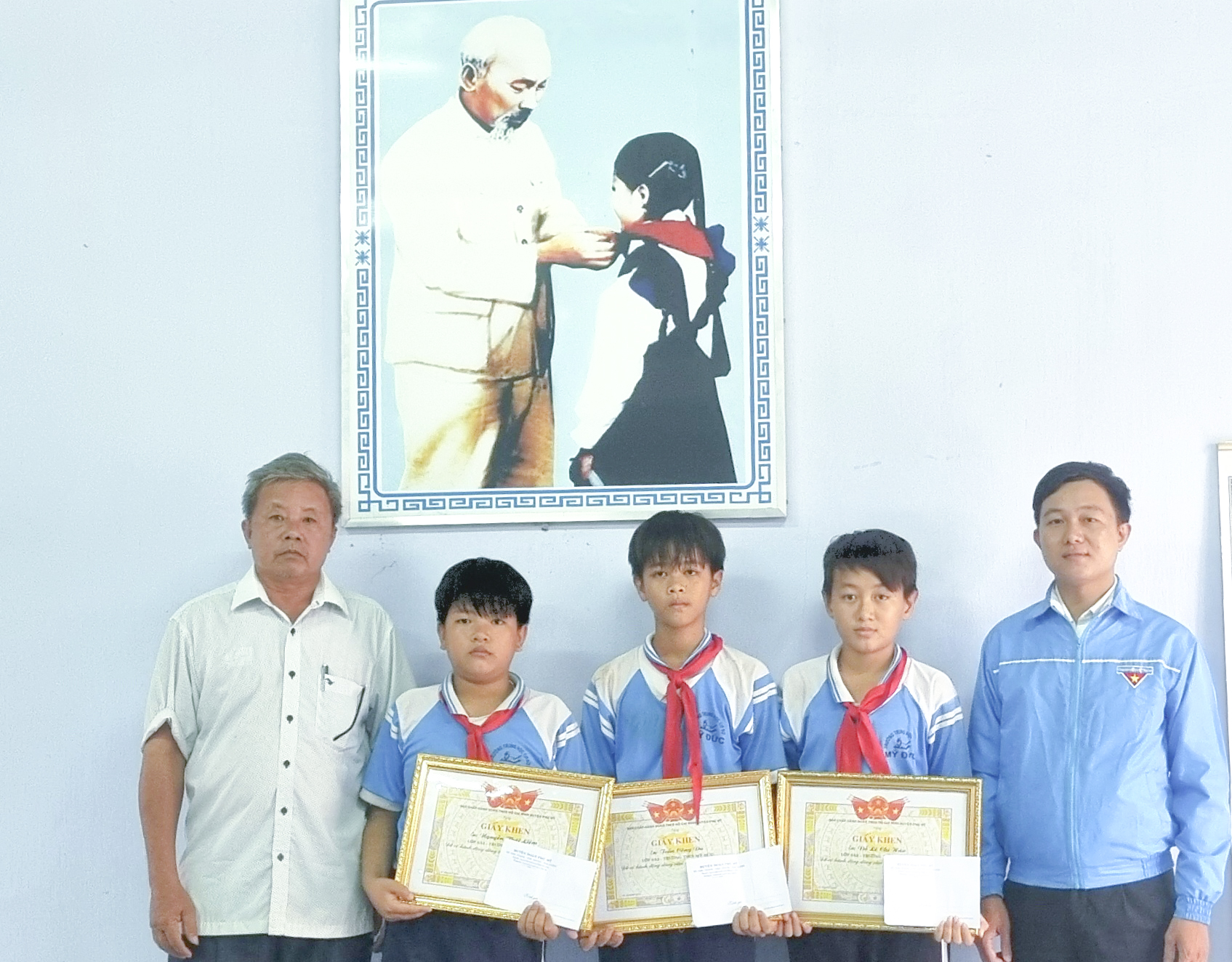 Khen 3 học sinh dũng cảm ở Bình Định cứu người đuối nước