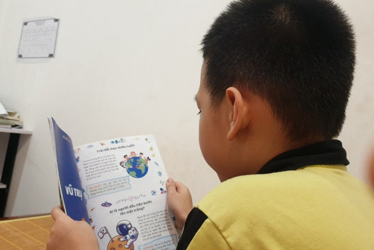 Học sinh lớp 1, lớp 2 nhận giấy bắt thi Đại sứ Văn hóa đọc, viết bài luận về sách