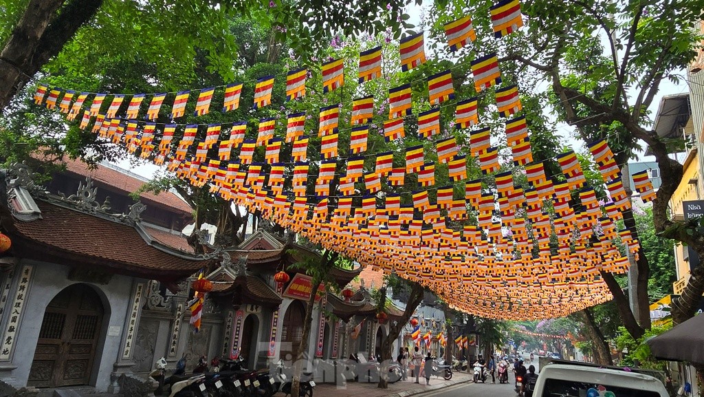 Đường phố, chùa chiền tại Hà Nội rợp cờ mừng Đại lễ Phật đản Phật lịch 2568