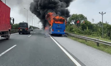 Xe khách bốc cháy ngùn ngụt trên đường cao tốc