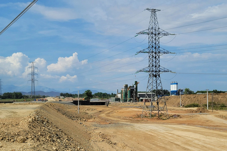 Cao tốc Vân Phong - Nha Trang 'vướng' nhiều trụ điện cao thế, hạ tầng kỹ thuật