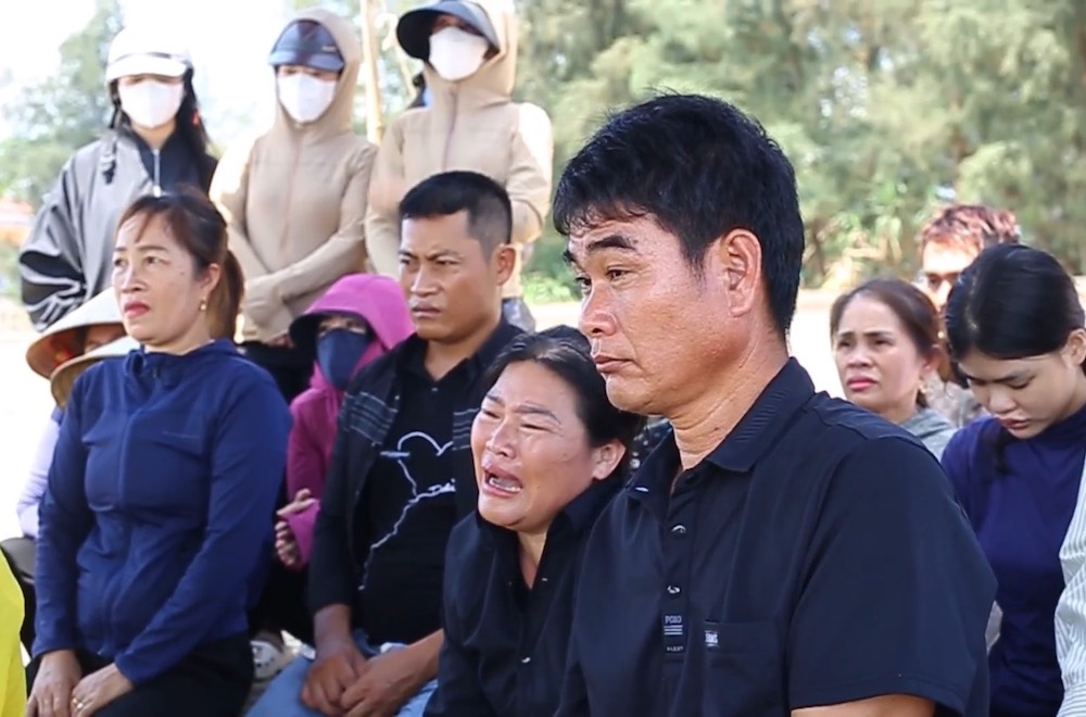 Lập bàn thờ vọng, hướng về ngư dân Quảng Bình mất tích ngoài khơi xa