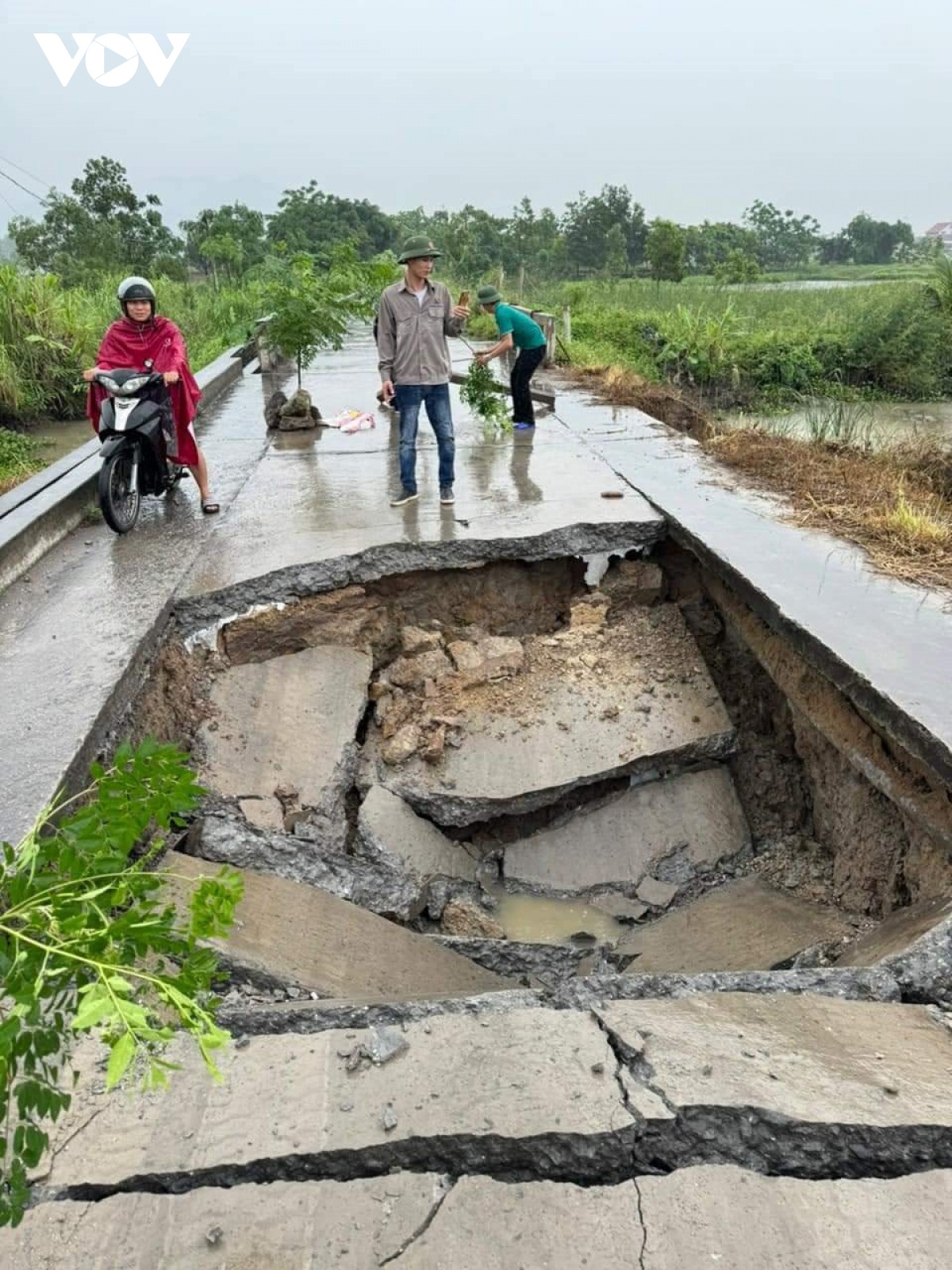 Xuất hiện 'hố tử thần' trên đường liên thôn ở Quảng Ninh