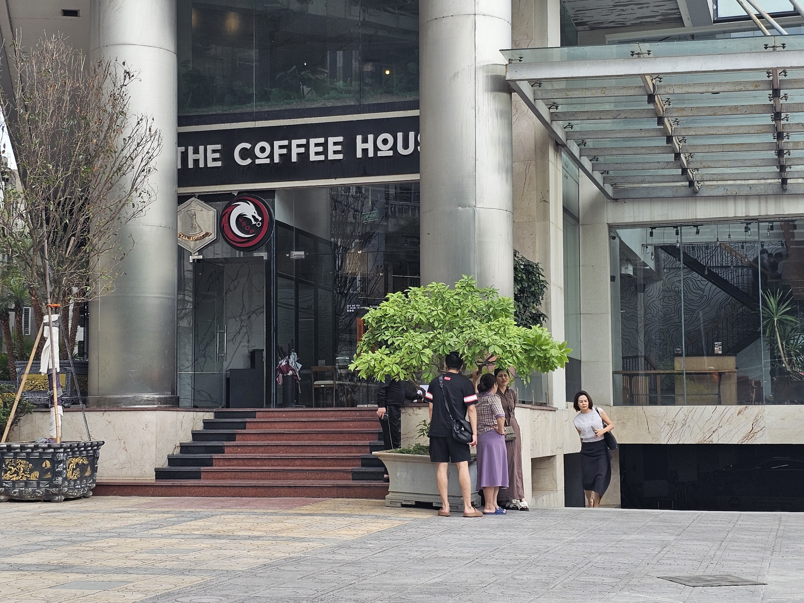 Trách nhiệm pháp lý vụ bác sĩ gặp tai nạn trong cửa hàng The Coffee House