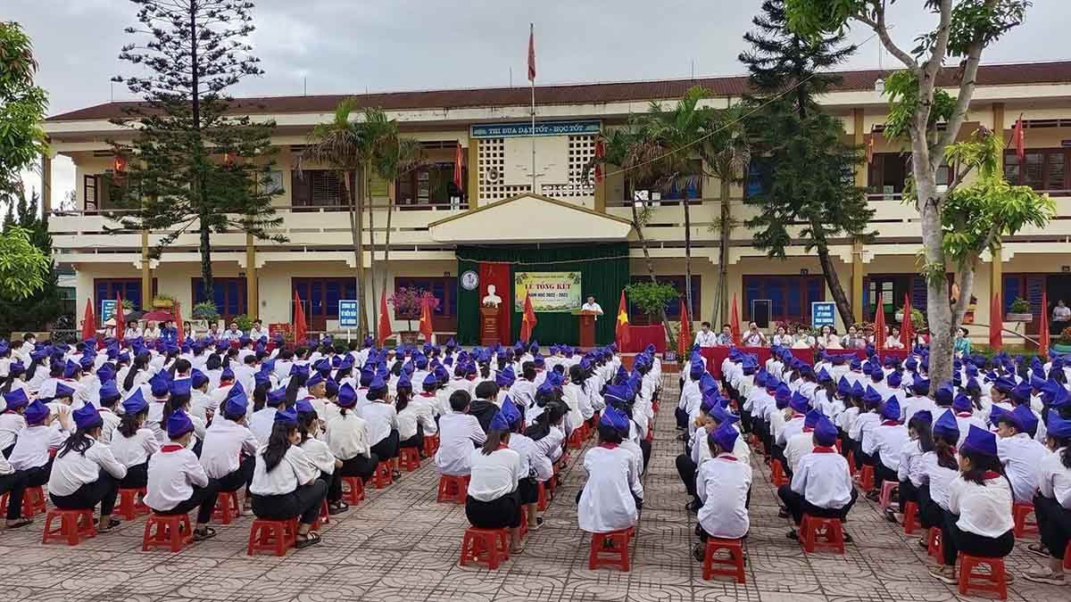 Phụ huynh ở Nghệ An khóc vì trường không cho con thi vào lớp 10 công lập