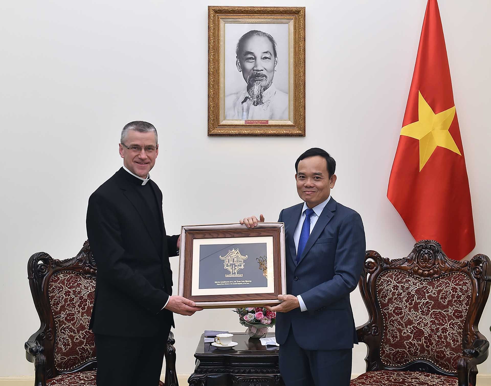 Phó Thủ tướng Trần Lưu Quang tiếp Thứ trưởng Ngoại giao Tòa thánh Vatican