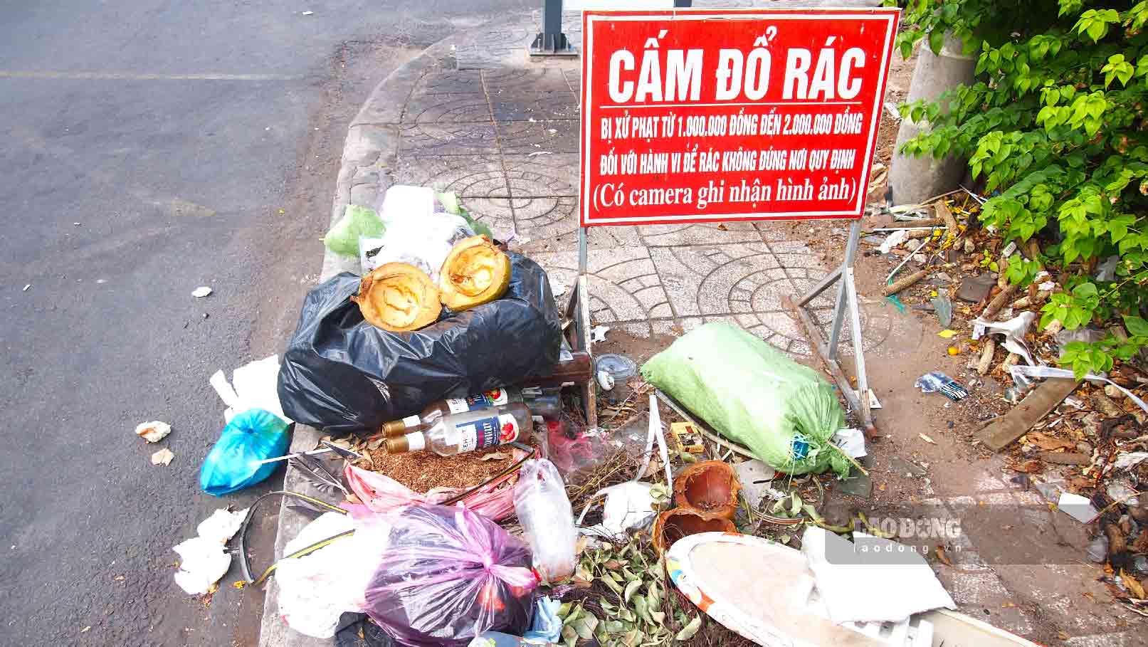 Điểm cấm đổ rác lại thành nơi để rác ở trung tâm thành phố Cần Thơ