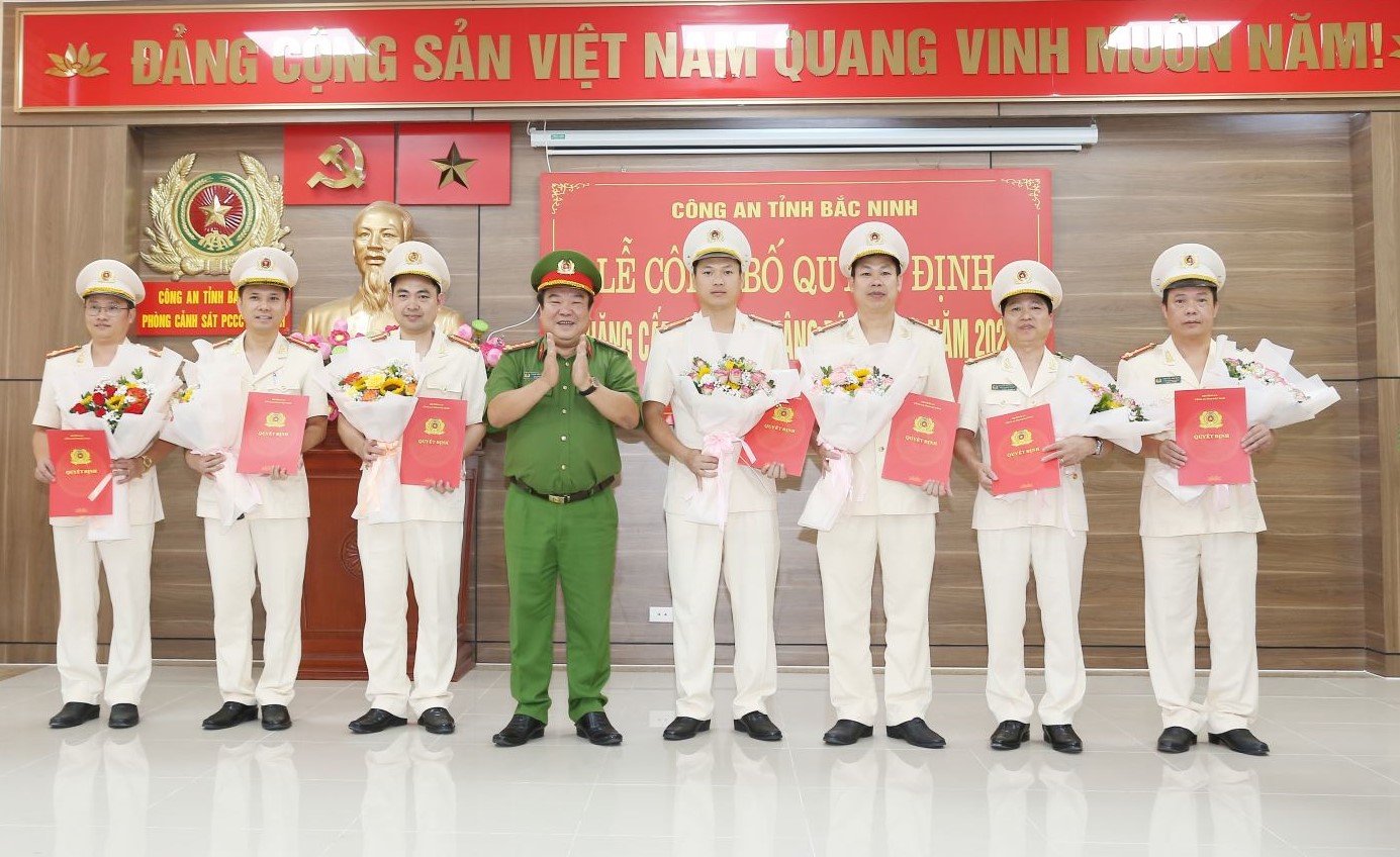 Công an Bắc Ninh công bố quyết định của Bộ trưởng về thăng cấp bậc hàm đối với cán bộ, chiến sỹ