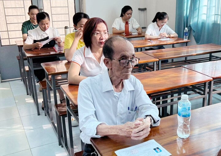 Cụ ông 87 tuổi dự thi thạc sĩ vào Trường ĐH Cần Thơ