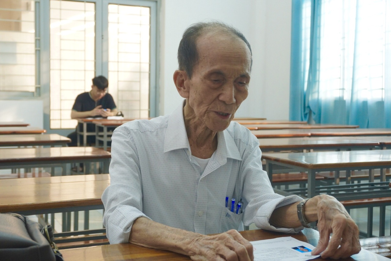 Cụ ông 87 tuổi ở Cần Thơ đi thi thạc sĩ