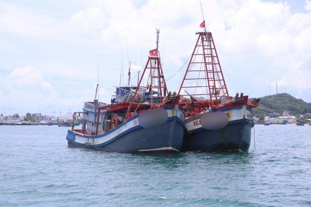 2 tàu chở 30.000 lít dầu DO trôi nổi bị Cảnh sát biển 4 bắt quả tang