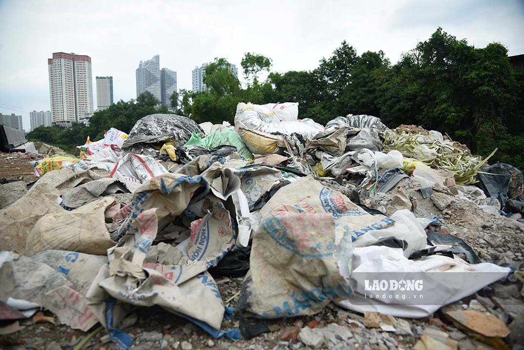 Kênh La Khê hoá bãi rác khổng lồ bủa vây người dân