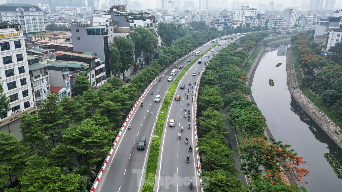 Vành đai 2 ngập rác, rãnh thoát nước bị bịt kín