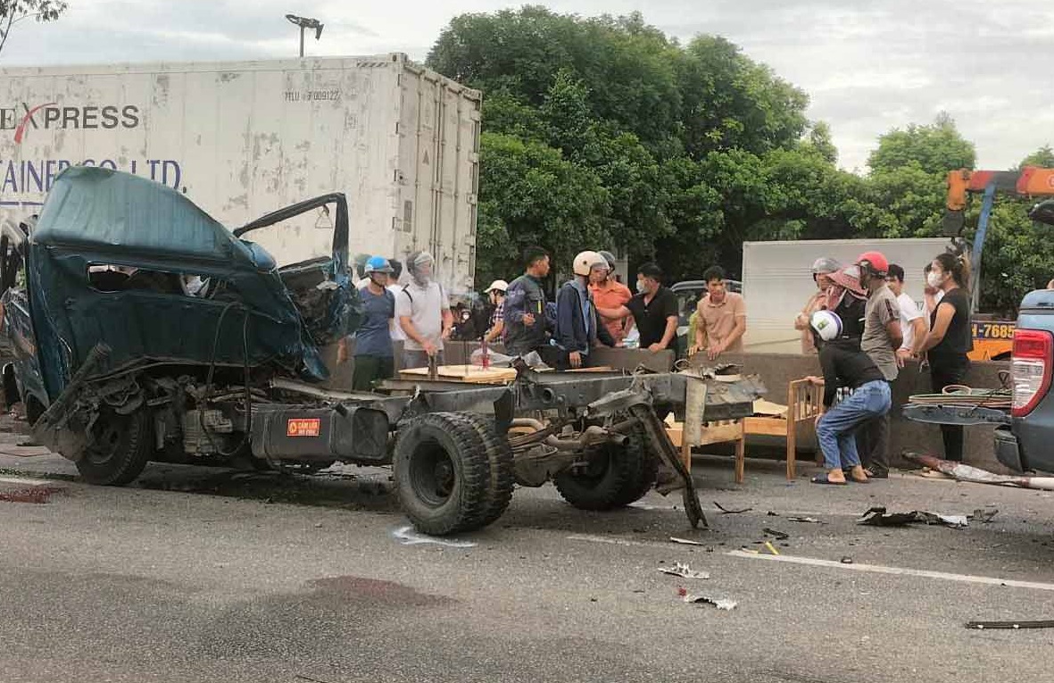 Tai nạn liên hoàn trên quốc lộ qua Hà Tĩnh, 3 người tử vong