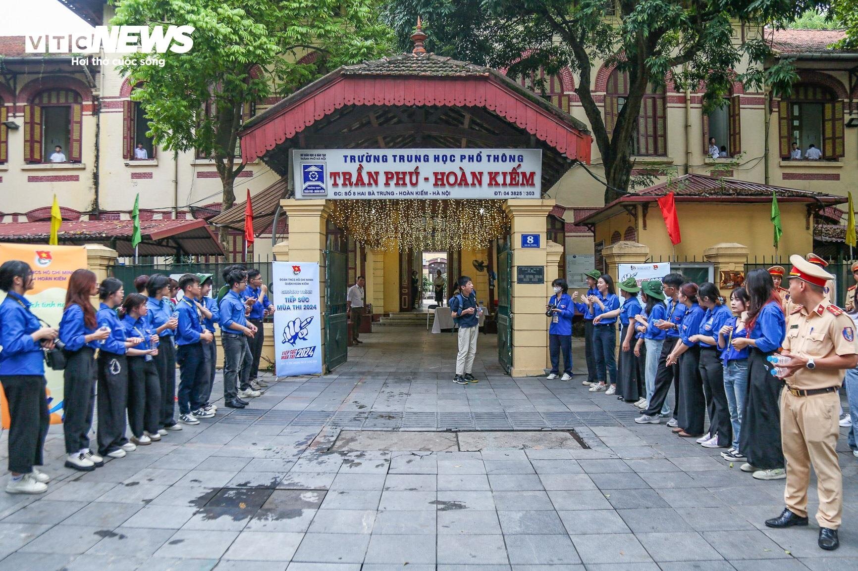 Cảnh sát giao thông Hà Nội tiếp sức cho sĩ tử thi vào lớp 10