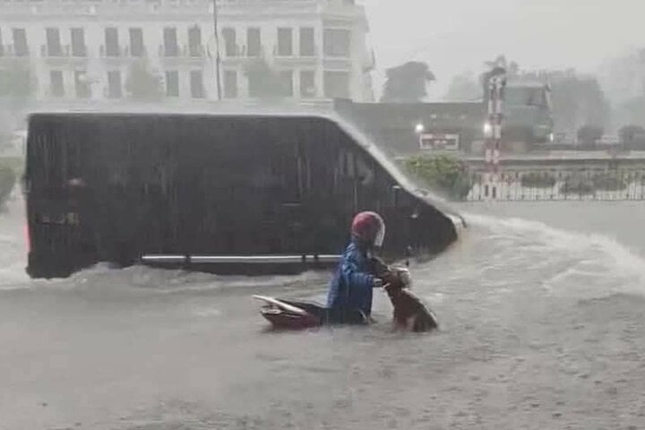 Hải Phòng, Quảng Ninh ngập nặng sau mưa lớn