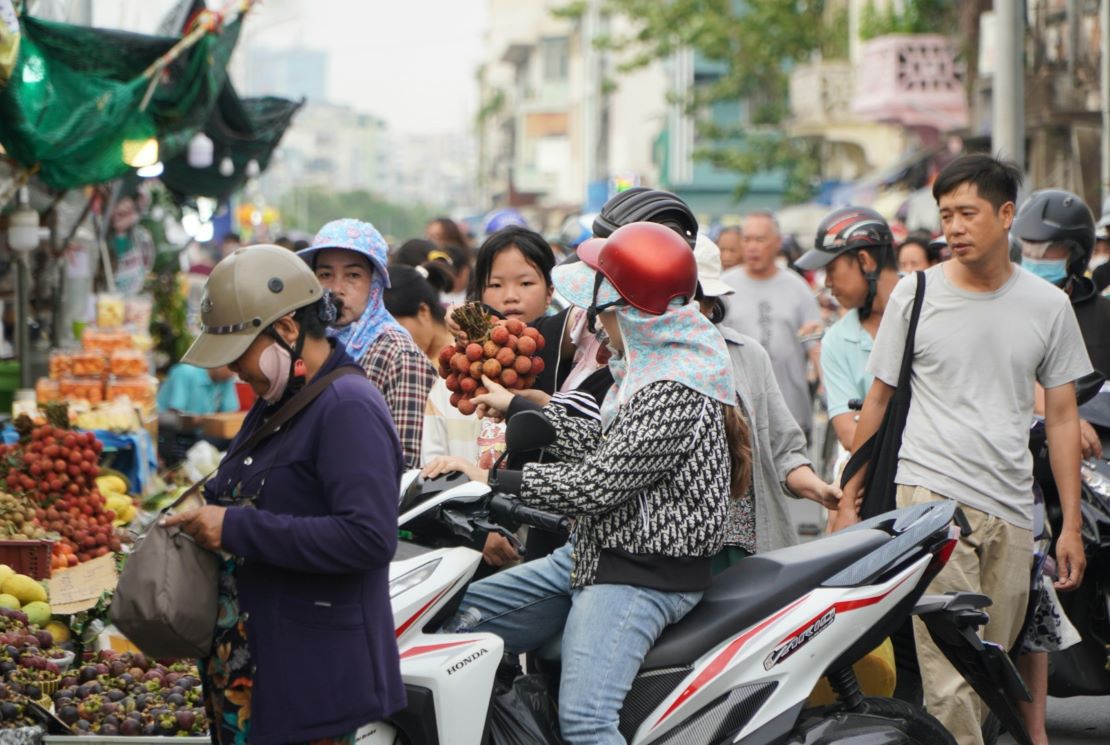 Ngày cuối tuần, tuần lễ trái cây 'Trên bến dưới thuyền' đông nghịt khách