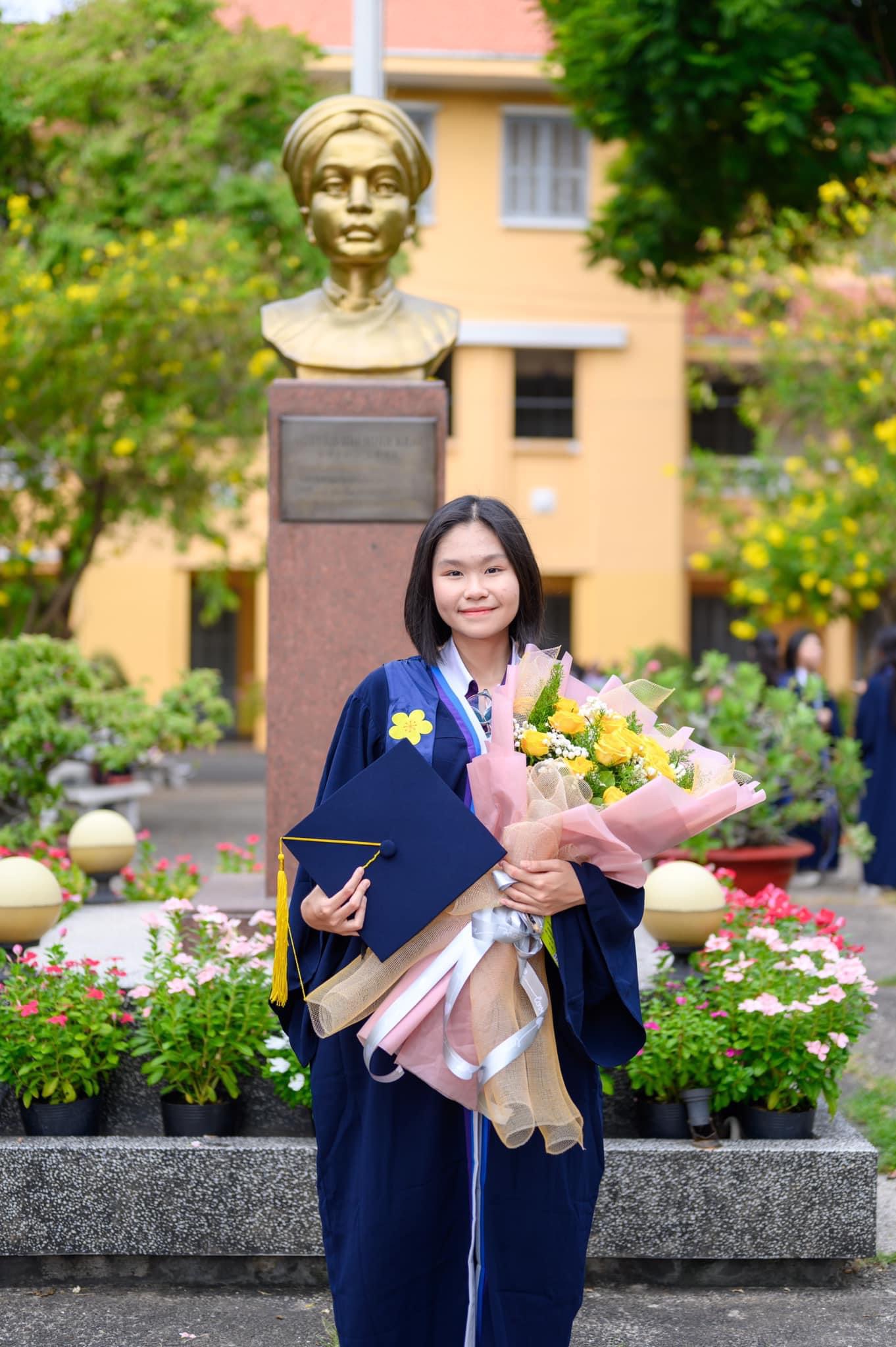 Teen THPT Minh Khai nghẹn ngào bộc bạch tình cảm trong ngày trưởng thành