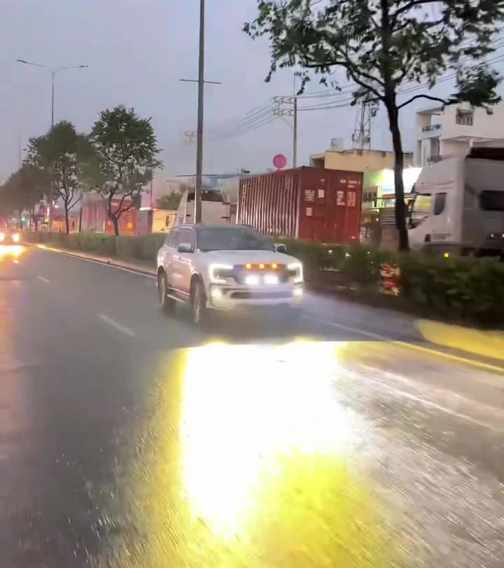 Cảnh sát giao thông TP.HCM xử lý tài xế lái ô tô lắp đèn như 'sân khấu di động'
