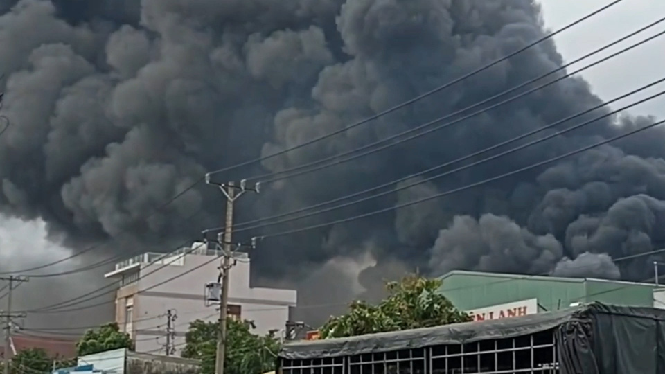 Hiện trường vụ cháy nhà xưởng rộng khoảng 1.500m2 tại Bình Dương