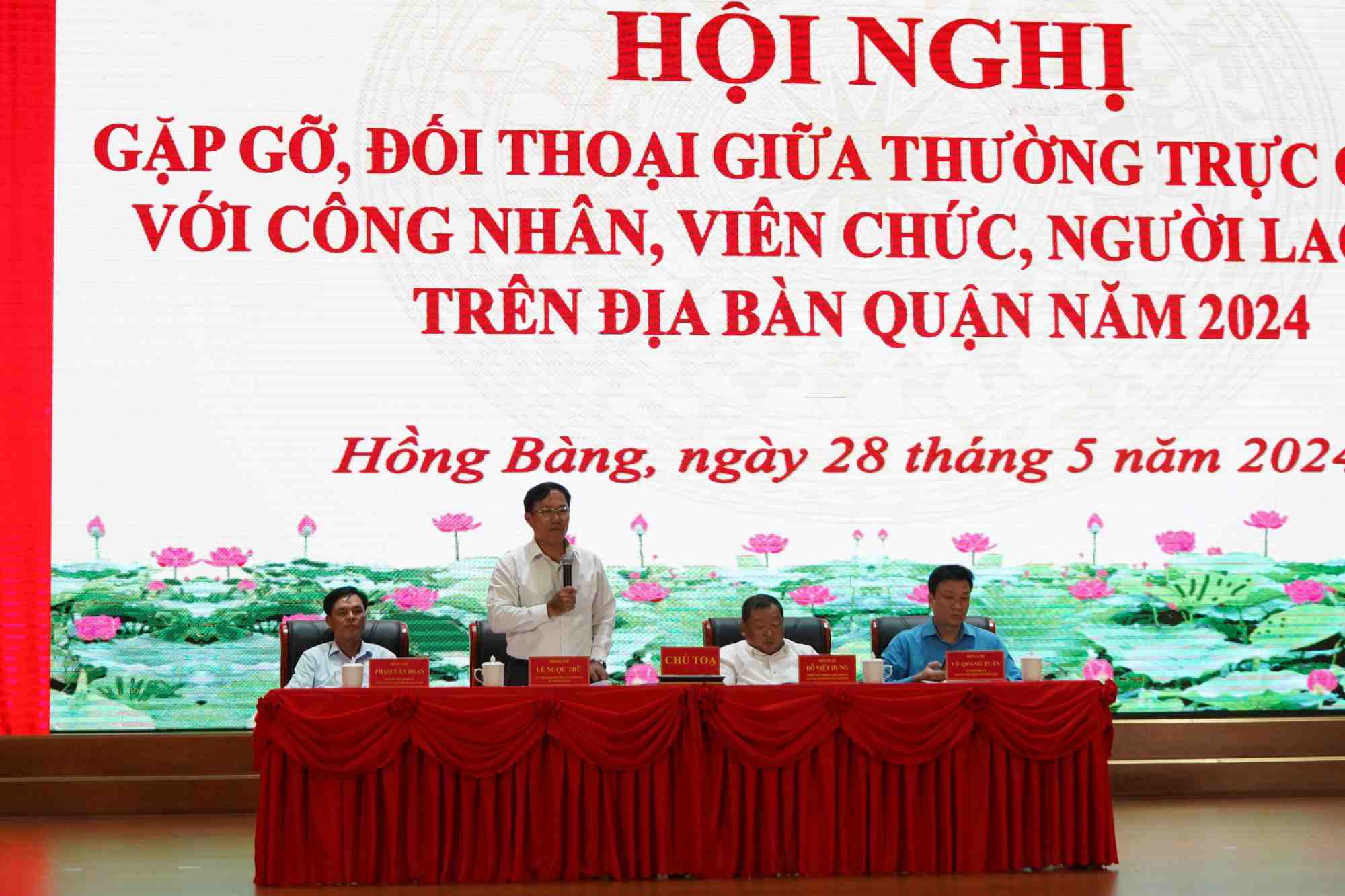 Lãnh đạo quận Hồng Bàng đối thoại CNVCLĐ nhân Tháng Công nhân 2024
