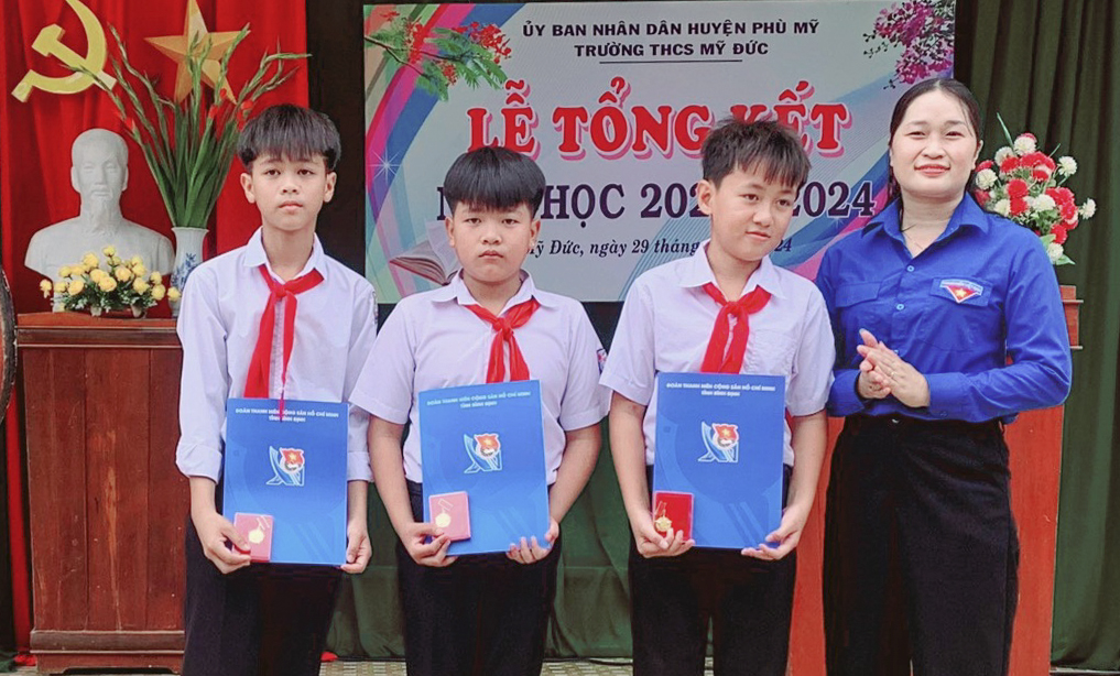 Tặng huy hiệu Tuổi trẻ dũng cảm cho 3 học sinh lớp 6 ở Bình Định dũng cảm cứu người đuối nước