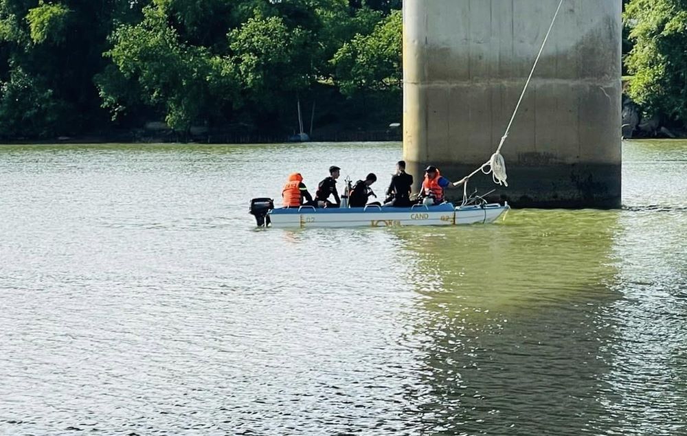 Lực lượng cứu hộ tìm thấy thi thể một nữ sinh trên sông Bến Hải