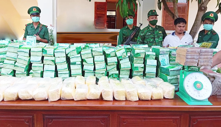 Bắt giữ 8 người vận chuyển 198kg ma túy từ Lào về Việt Nam