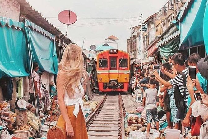 Chợ đường sắt 'mạo hiểm tính mạng' ở Thái Lan gây thích thú, cà phê đường tàu Hà Nội gây lo lắng