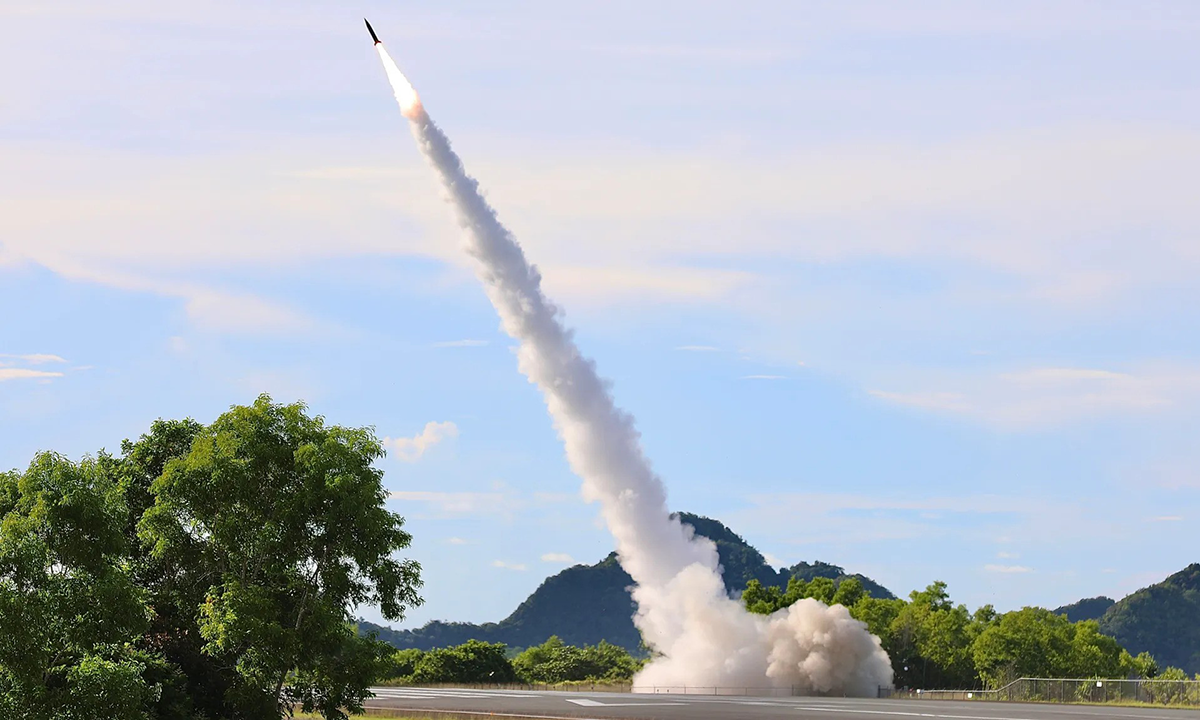 Mỹ lần đầu phóng tên lửa hiện đại hơn ATACMS vào mục tiêu di động