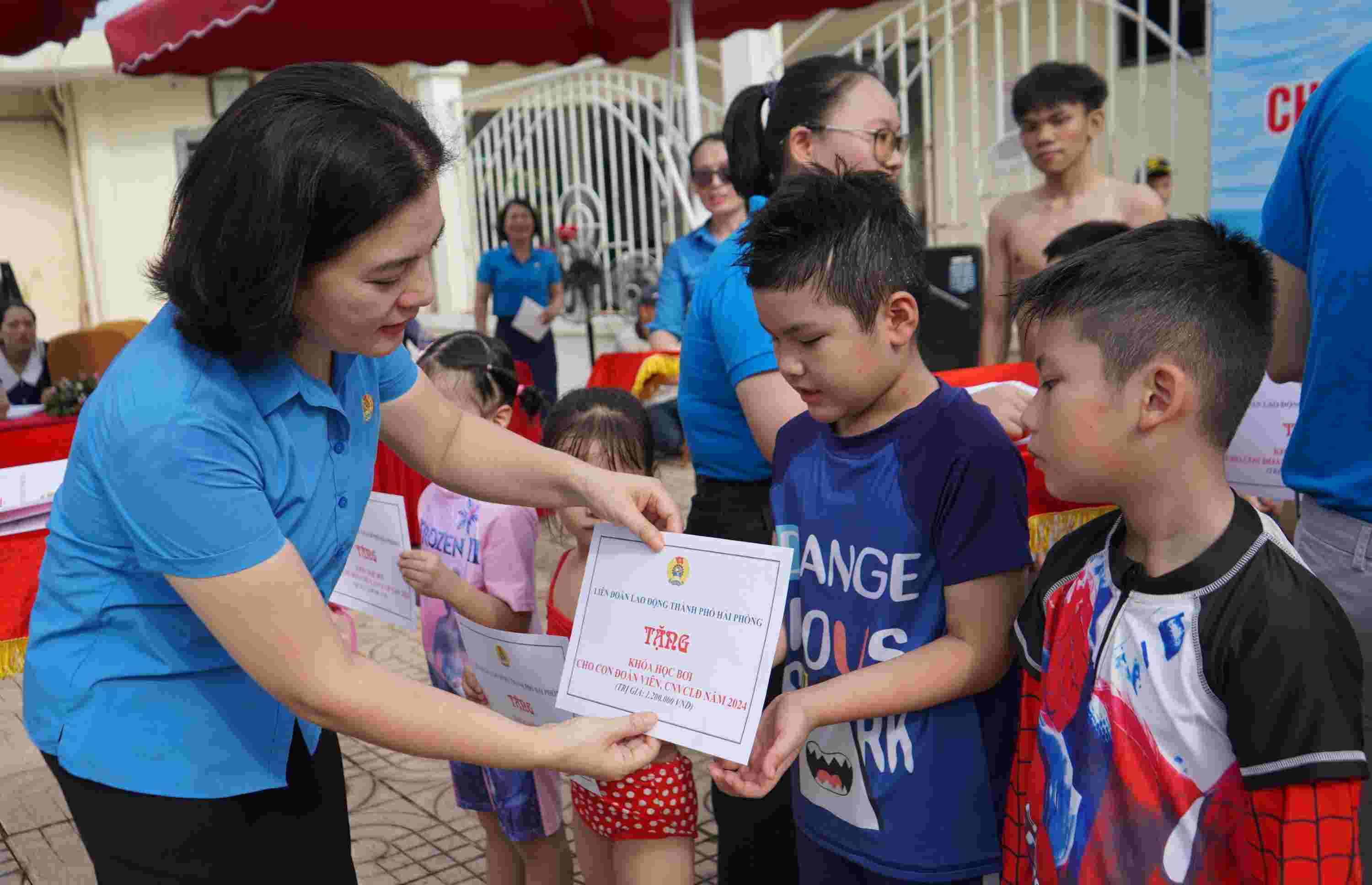 Khai mạc lớp dạy bơi cho 400 con CNVCLĐ Hải Phòng