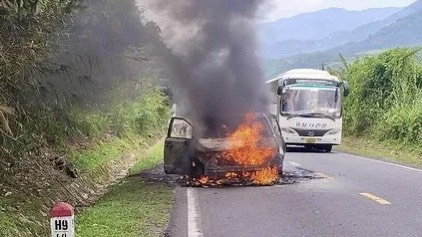 Ô tô cháy rụi trên đèo Khánh Lê, 7 người may mắn thoát nạn