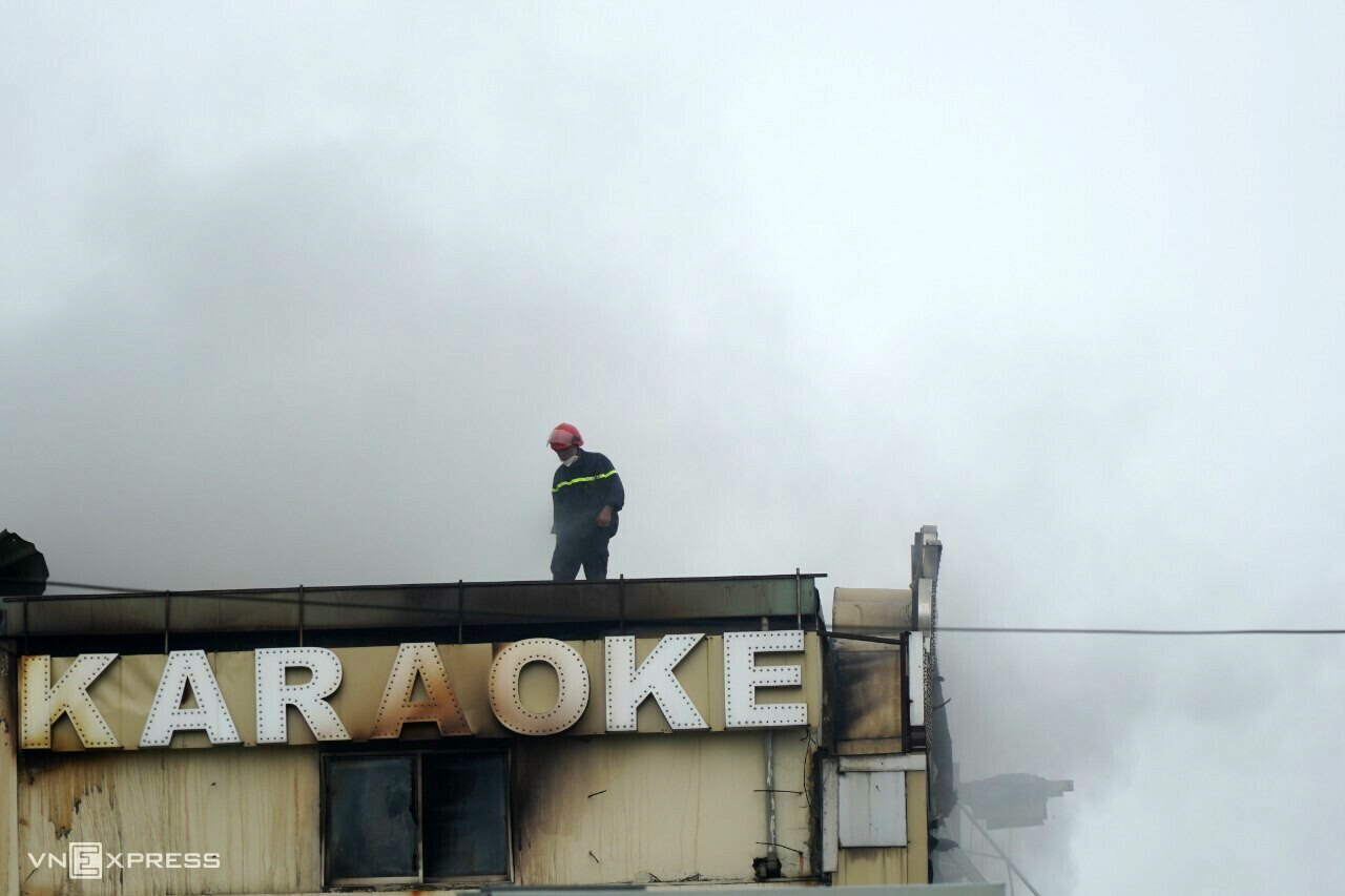 Cảnh sát làm khống hồ sơ PCCC quán karaoke cháy 32 người chết