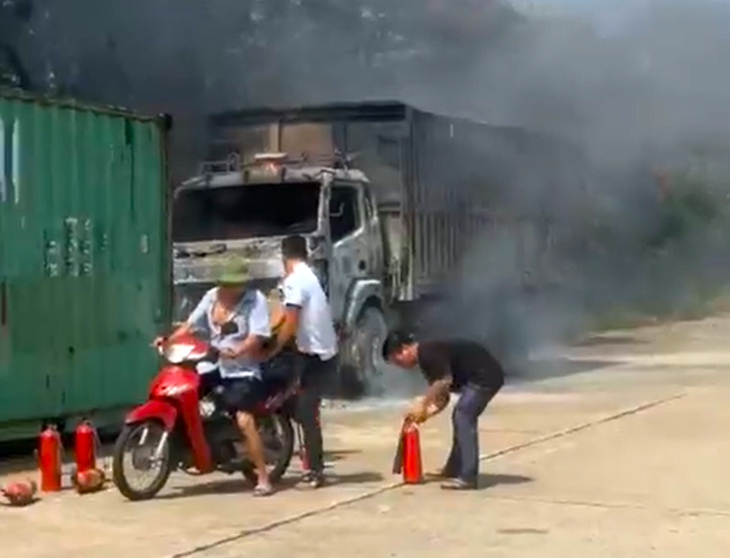 Thấy xe tải bốc cháy dữ dội, dân mang 50 bình chữa cháy đến dập lửa
