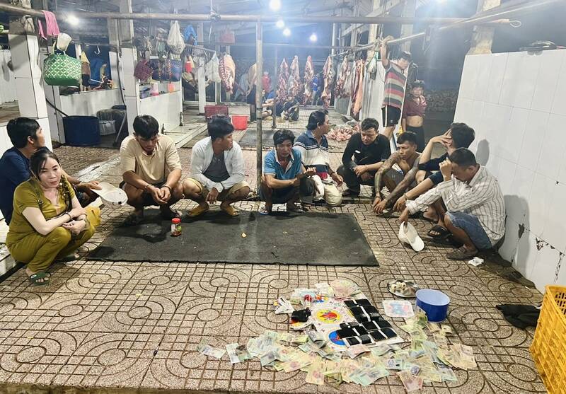 Bắt quả tang 10 người đánh bạc tại lò mổ gia súc ở Vĩnh Long