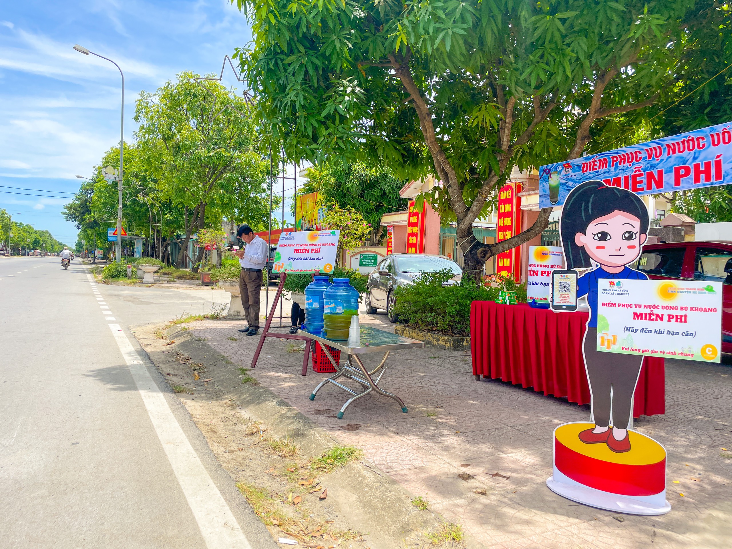 Tuổi trẻ Hà Tĩnh lập điểm cung cấp nước miễn phí giải nhiệt ngày nắng nóng