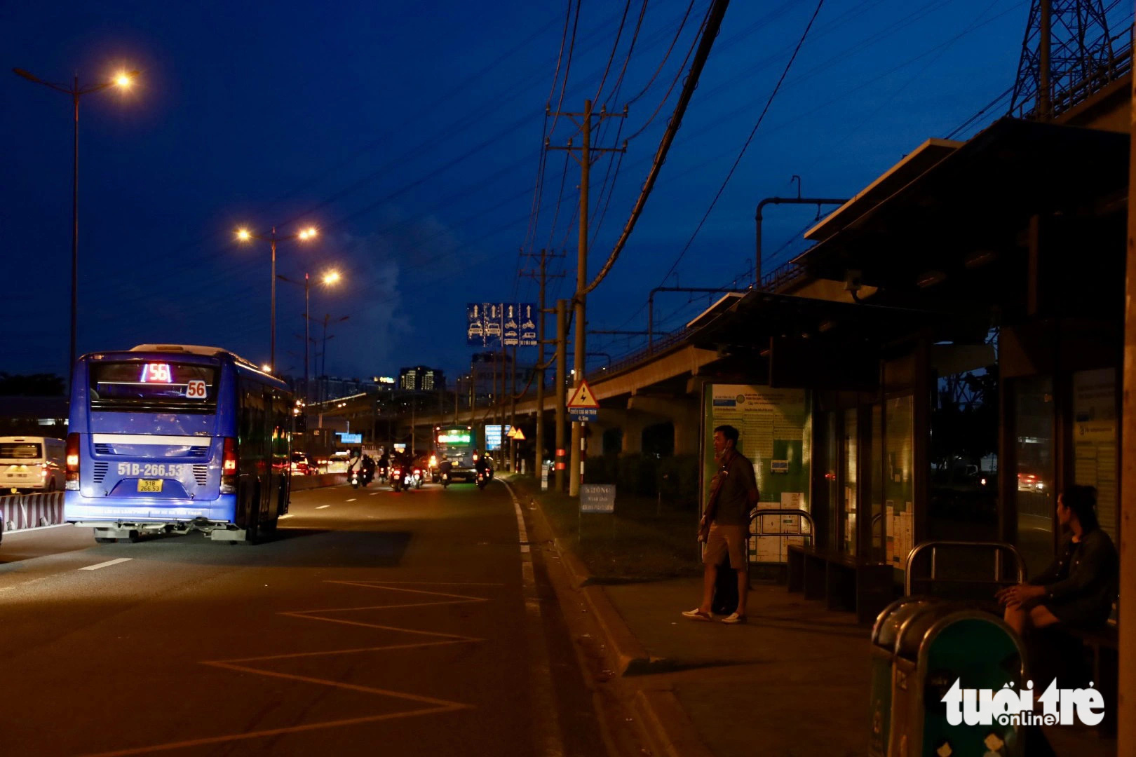 Nhiều trạm xe buýt trên đường Võ Nguyên Giáp tối om do đèn bị mất cắp