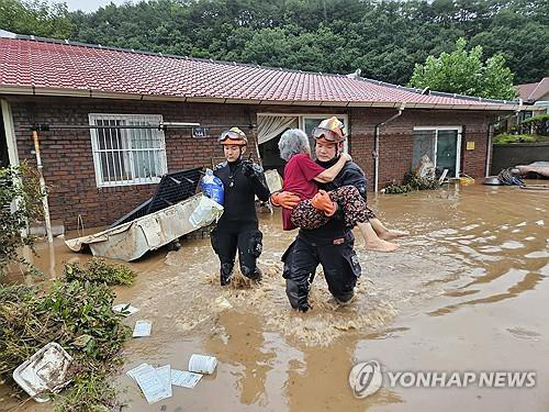 Mưa lớn 200 năm mới có một lần trút xuống Hàn Quốc, nhiều người chết thương tâm