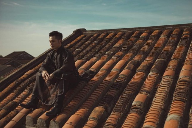 Đức Tuấn phản hồi loạt ảnh đứng ngồi trên mái nhà ở Hội An: 'Chỗ đó view đẹp mà'